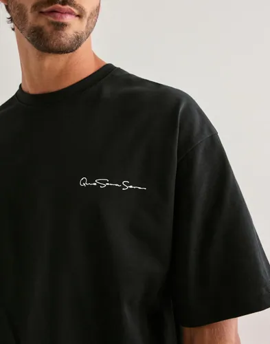 Que Sera Sera Boxy Signature Tee T-shirts med tryck herr – bild 3