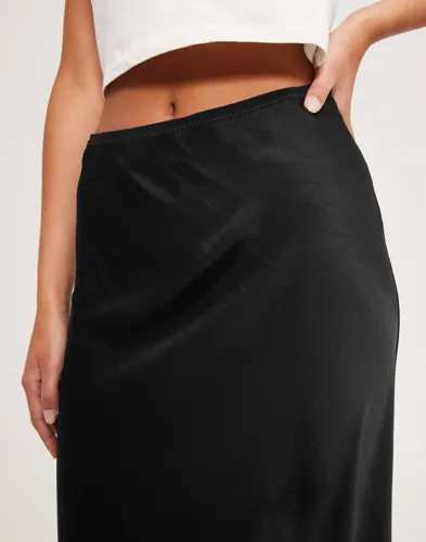 NEO NOIR Vicky Heavy Sateen Skirt maxikjolar dam – bild 3