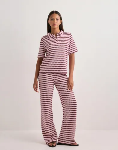 PIECES Pcjeya Ss V-Neck Loose Polo D2D Jrs blusar dam – bild 2