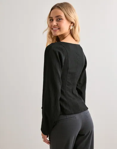 Nelly Shaped V-neck Blouse blusar dam – bild 3