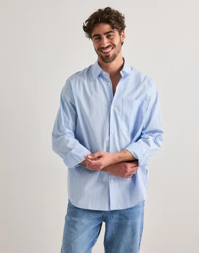 Randig skjorta från Selected med knäppning framtill och bröstficka