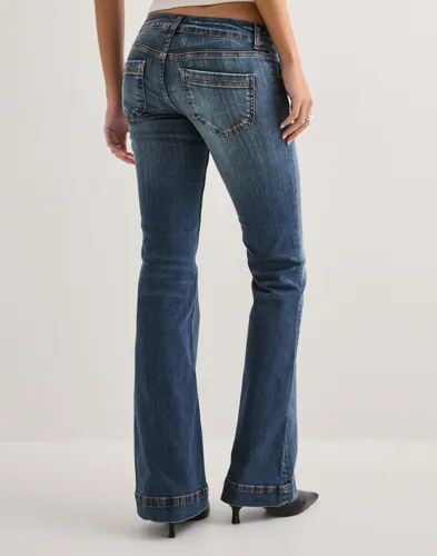 Nelly - Blå - Super Low Heart Pocket Bootcut Jeans