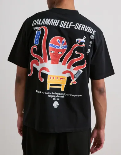 Woodbird Baine svart t-shirt med broderad logga och ryggtryck