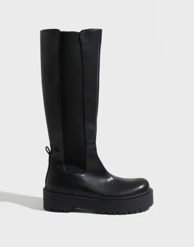 Nelly - Sort - Clean Under Knee Boot