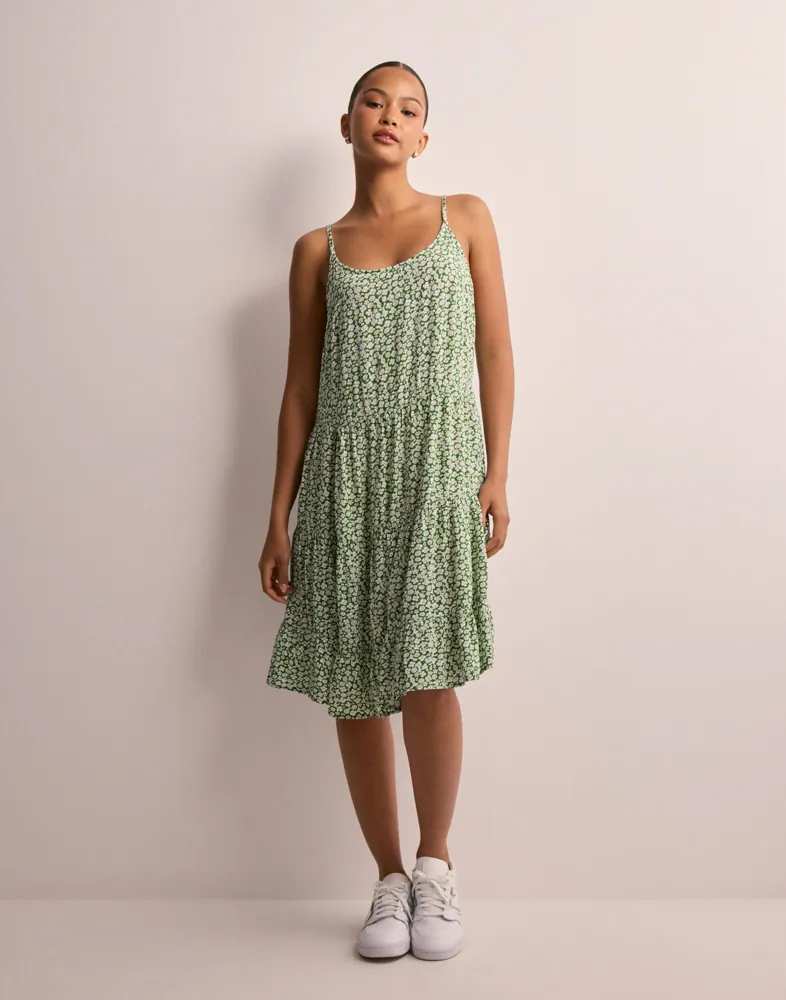 Buy Only ONLMAJ LIFE S/L AOP SHORT DRESS WVN - Artichoke Green Cloud Dancer Ditsy | Nelly.com Buy Only ONLMAJ LIFE S/L AOP SHORT DRESS WVN - Artichoke Green Cloud Dancer Ditsy | Nelly.com