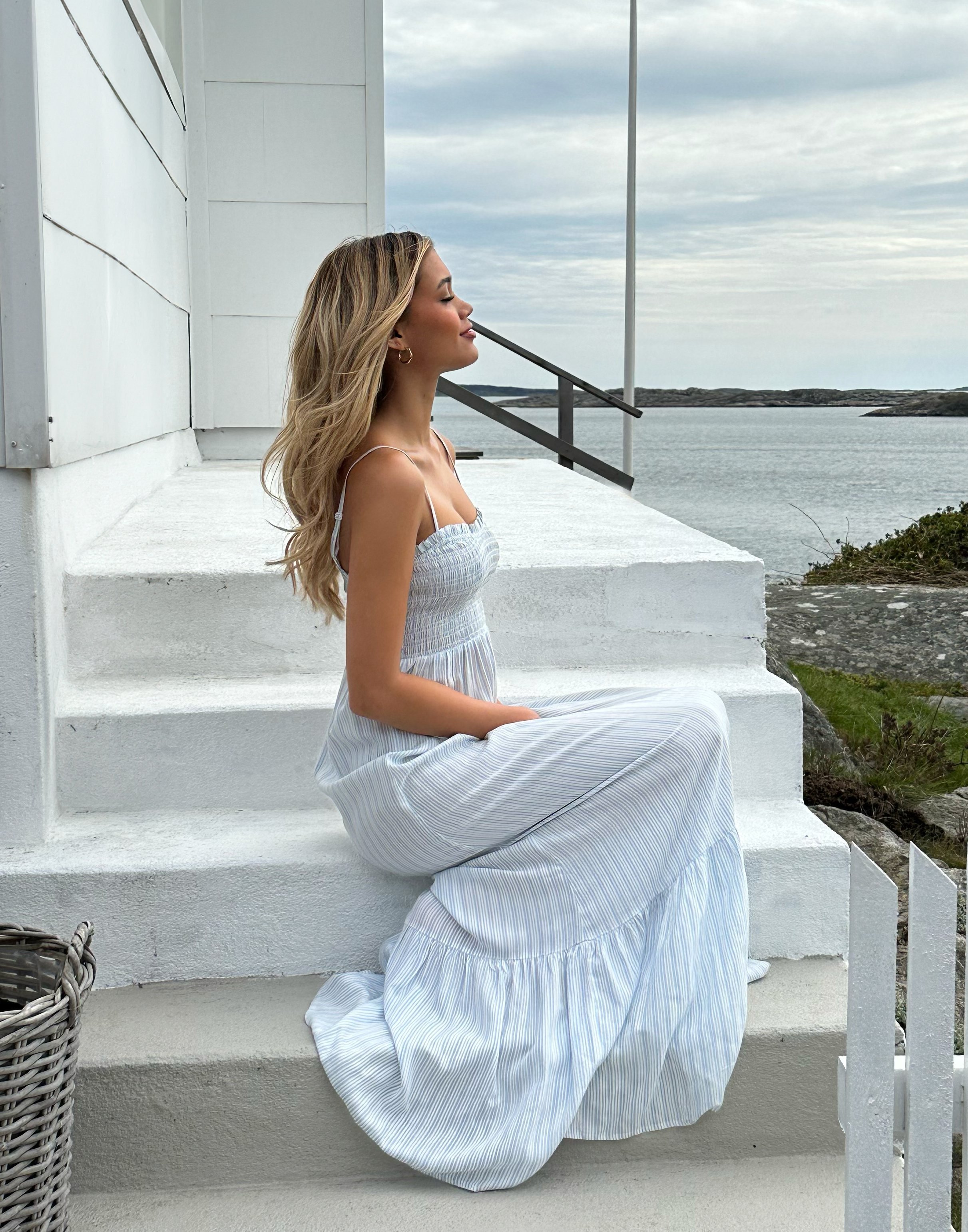 Buy Nelly Smock Long dress - Blue/White | Nelly.com