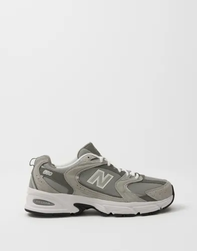 Gråa sneakers New Balance 530 med mockadetaljer och logotyp