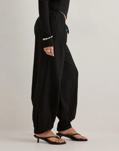 Nelly Soft Puff Pants mjukisbyxor dam – bild 2