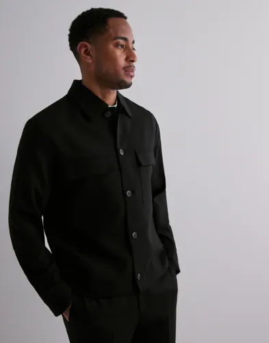 Selected Homme overshirt i svart med knappar framtill och två fickor