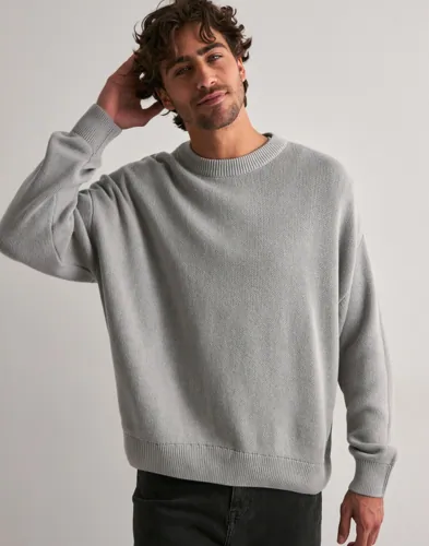 Que Sera Sera Bobby Boxy Knit Stickade tröjor herr – bild 2