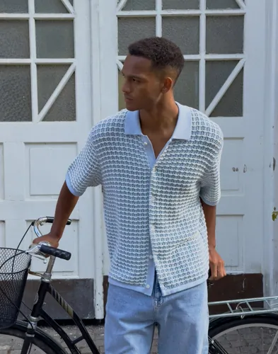 Blå kortärmad stickad piké från Jack & Jones med hålstickat mönster