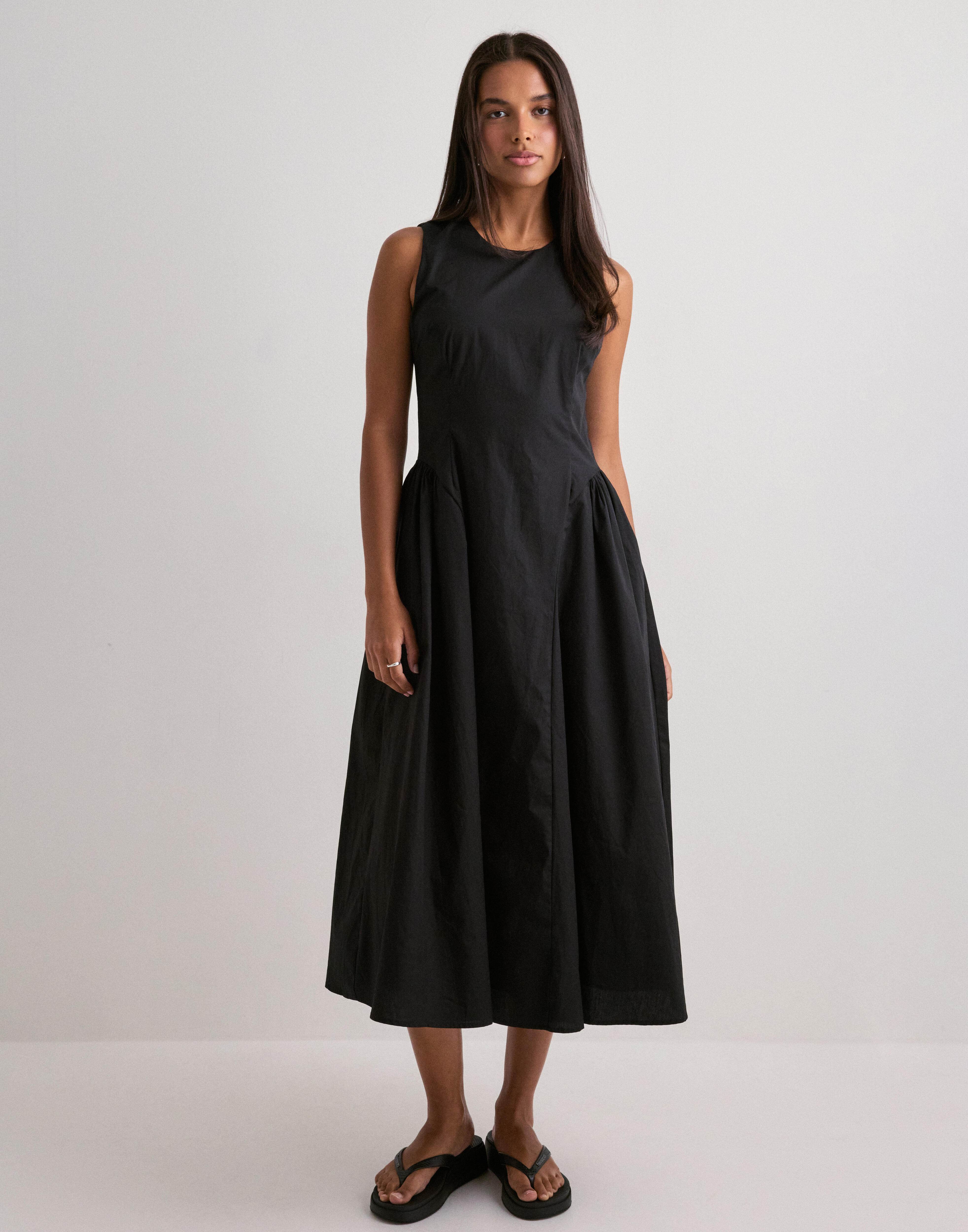 Neo noir zora poplin dress i — klänning med fickor från Nelly