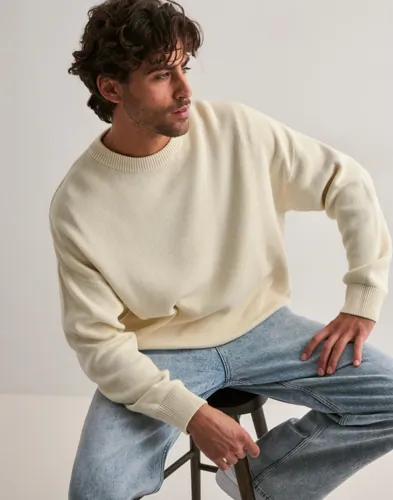 Que Sera Sera Bobby Boxy Knit Stickade tröjor herr – bild 3