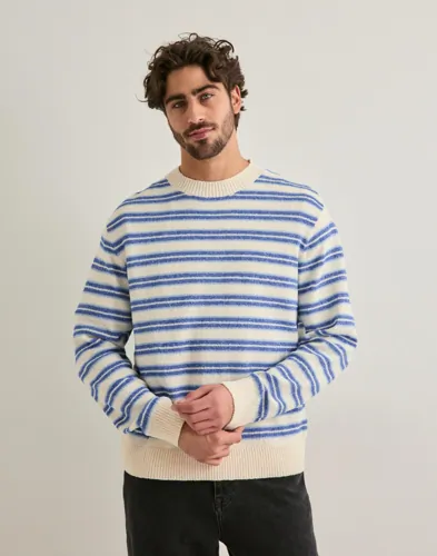 Blå stickad bouclétröja från Jack & Jones med rund hals