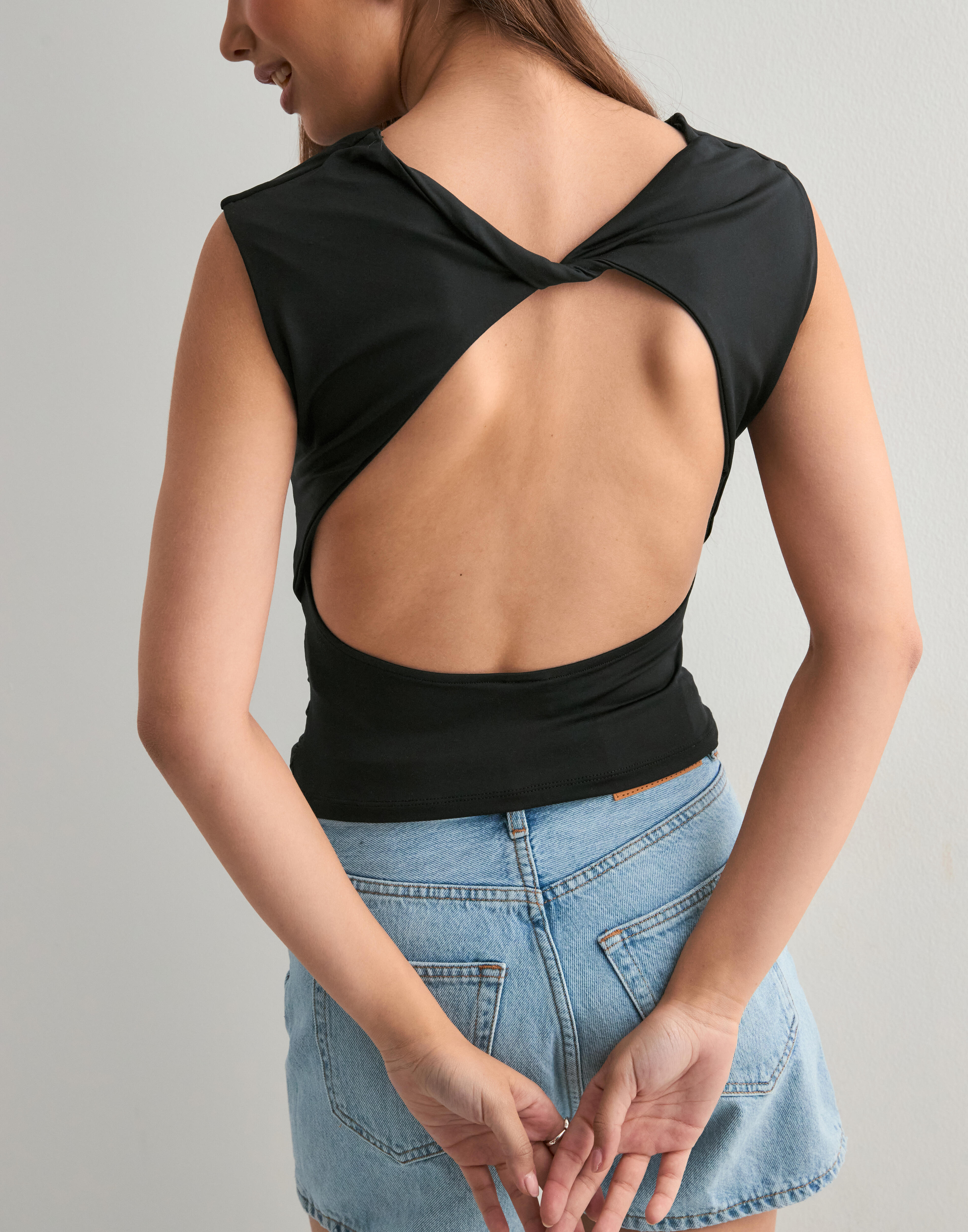 Buy Gina Tricot Short sleeve open back top - Black | Nelly.com