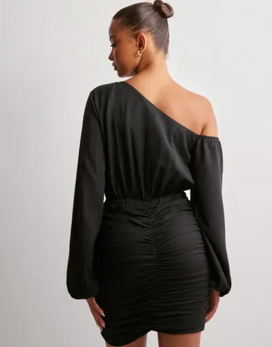 Nelly Asymmetric Ruched Dress festklänningar dam – bild 2