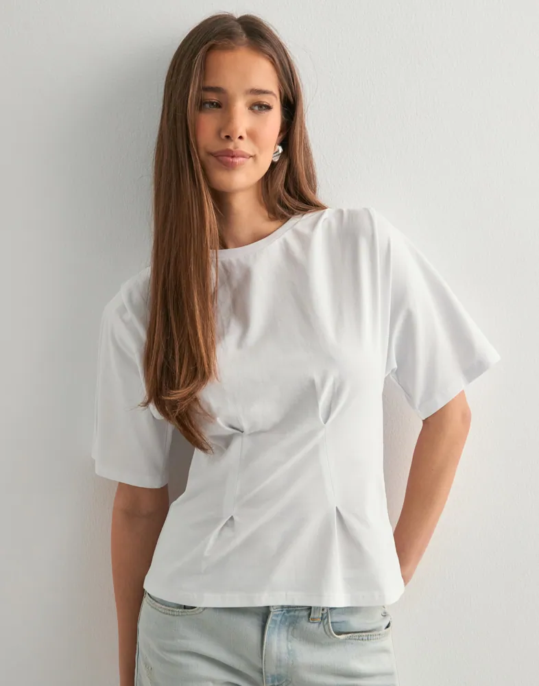 Nelly - Vit - Waist Focus Tee