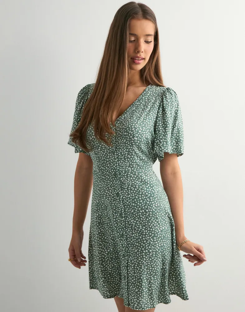 Buy Vero Moda VMALBA SS SHORT DRESS WVN GA NOOS - Laurel Wreath | Nelly.com