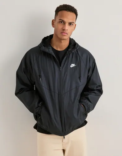 Svart vindjacka från Nike med luva och dragkedja framtill