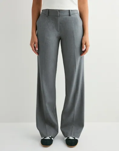 Nelly - Grå - Low Waist Relaxed Suit Pants