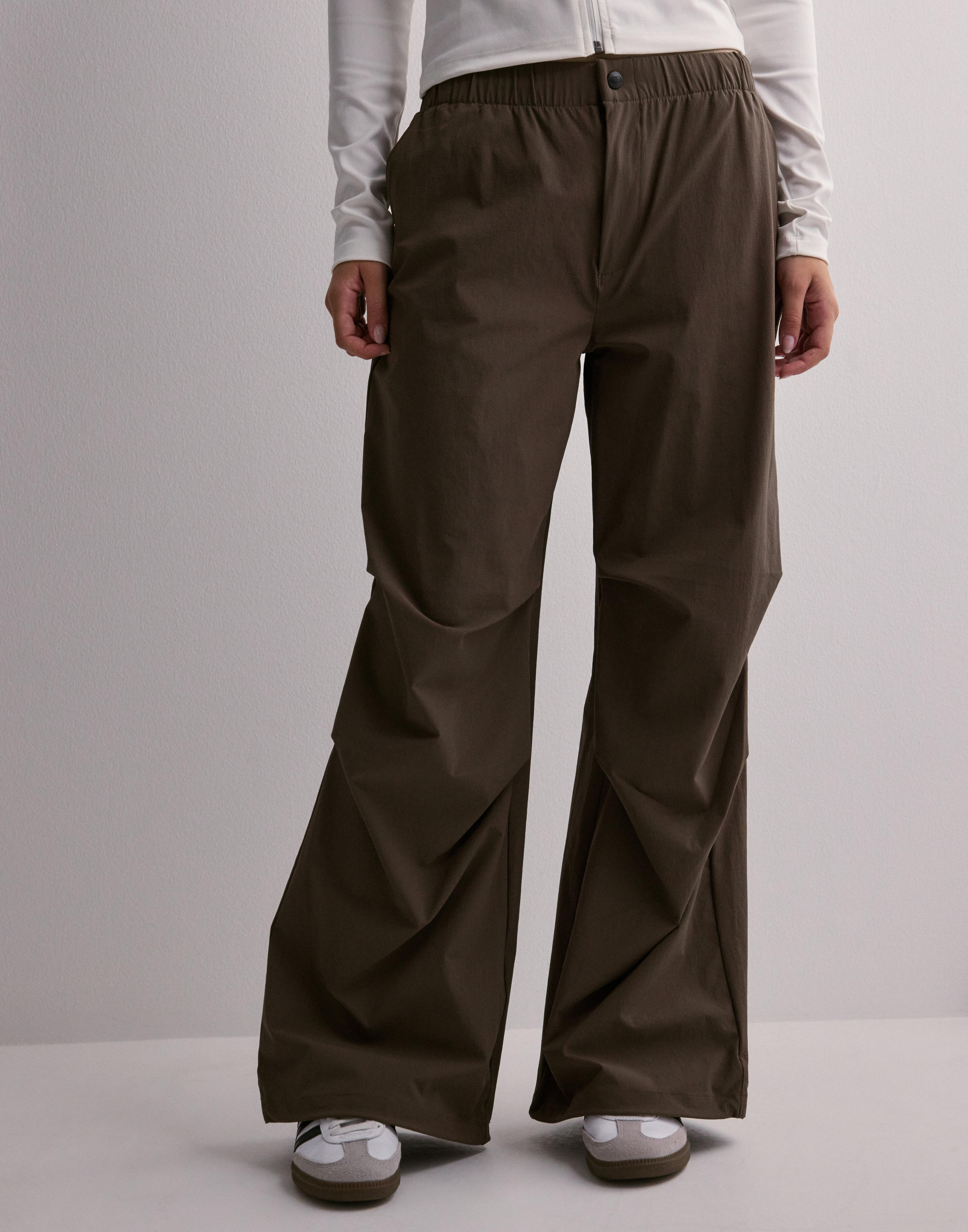 【送料&関税込】The North Face W Woven Pant Buy The North Face W WOVEN PANT - Dark Brown | Nelly.com