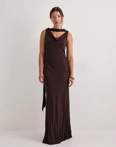 Malina - Brun - Vida Cowl Neck Scarf Maxi Dres