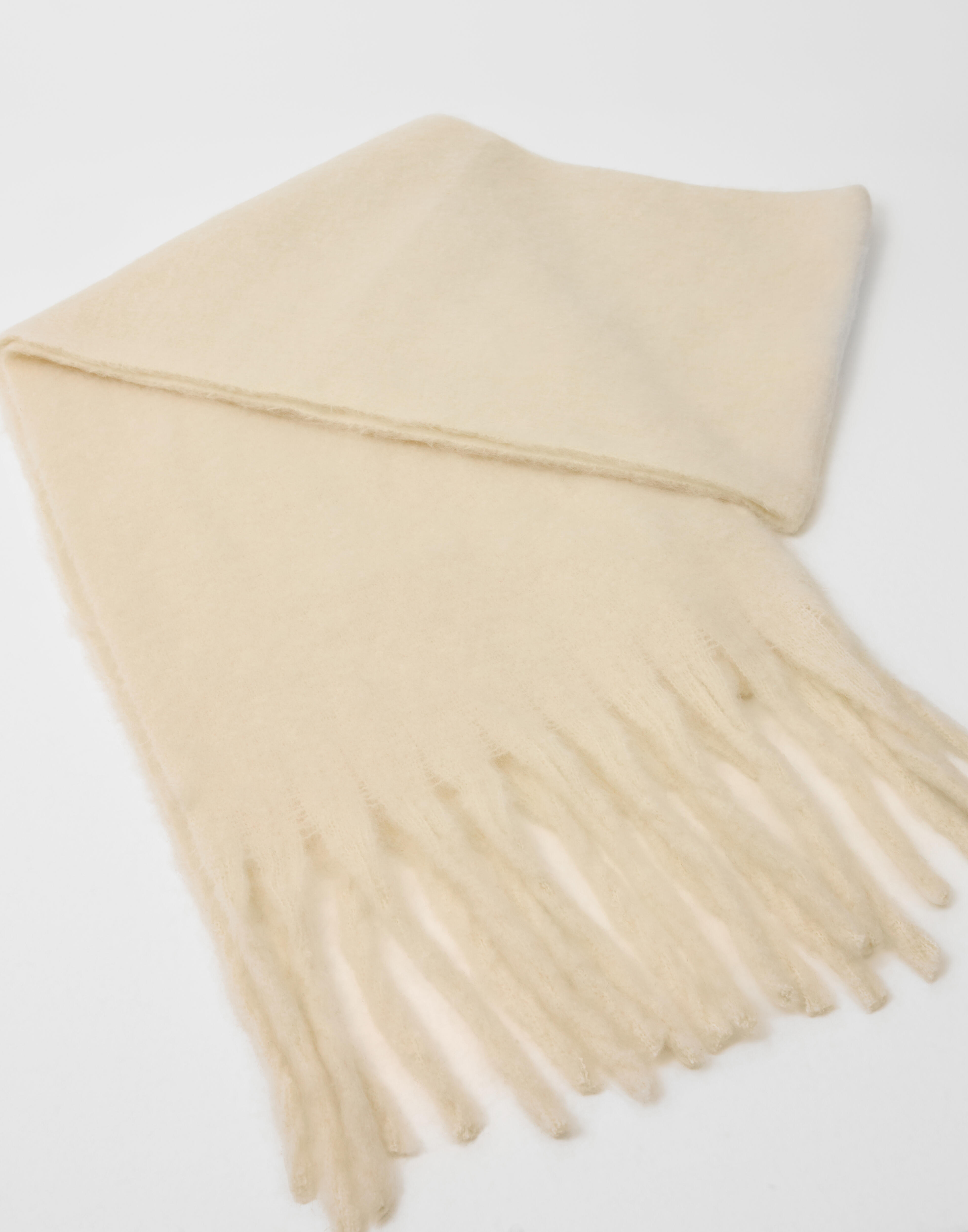 Kjøp Nelly Chunky Fuzzy Scarf - White | Nelly.com