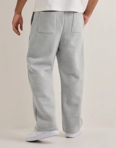 Gråa sweatpants från Qué Sera Sera med loose fit och sidofickor