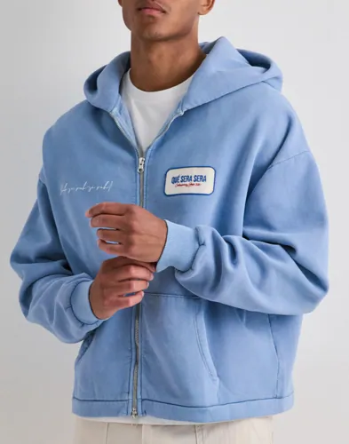 Que Sera Sera blå zip-hoodie i tvättad look med fickor fram