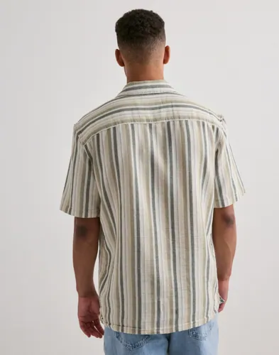 ONLY & SONS Onstrev Life Reg Struc Stripe Ss Sh Kortärmade skjortor herr – bild 3