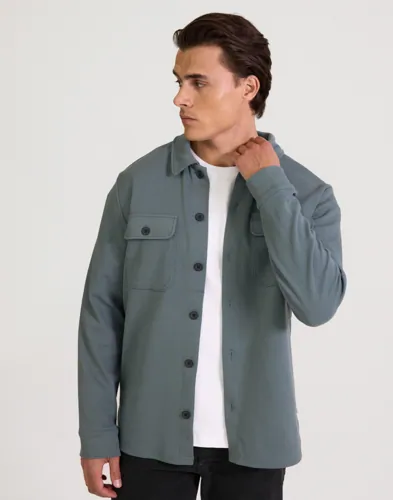 Blå overshirt från Only & Sons i sweatmaterial med krage och bröstfickor