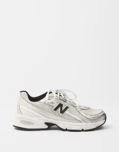 Vita låga sneakers New Balance 740 med logotyp på sidan