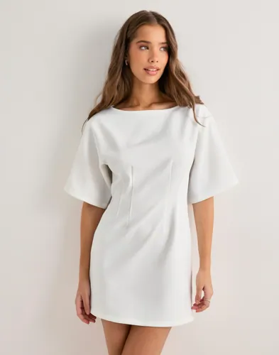 Nelly - Hvid - Shaped Short Sleeve Dress