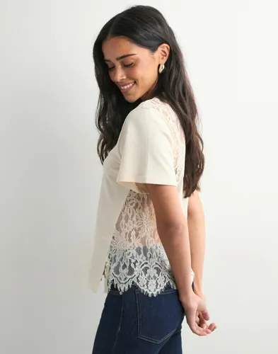 Nelly - Vit - Lace Back Tee