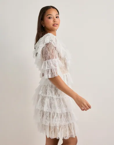 MALINA Sky v-neck frill mini lace dress festklänningar dam – bild 2