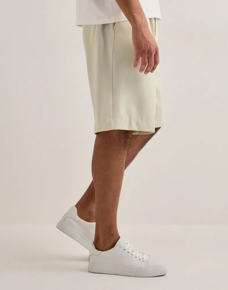 Que Sera Sera Sheldon Suit Shorts Tunna shorts herr – bild 2
