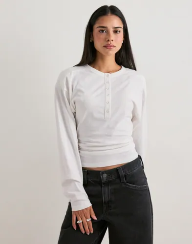 Nelly Shoulder Focus Button Top blusar dam – bild 2