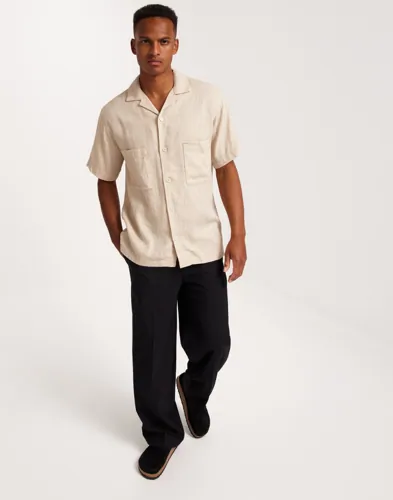 Beige kortärmad linneskjorta från Jack & Jones med två bröstfickor