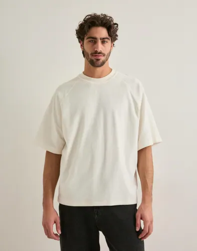 Vit t-shirt från Les Deux med rund hals