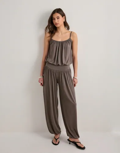 Nelly - Brun - Stunning Flowy Jumpsuit