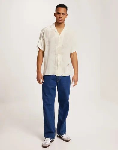 Beige kortärmad resortskjorta från Jack & Jones med abstrakt print