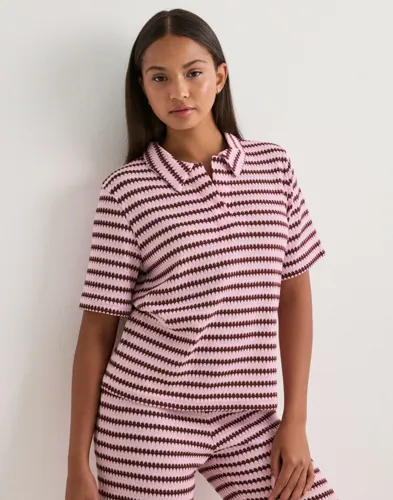 Pieces - Rosa - Pcjeya Ss V-Neck Loose Polo D2D Jrs — produktbild
