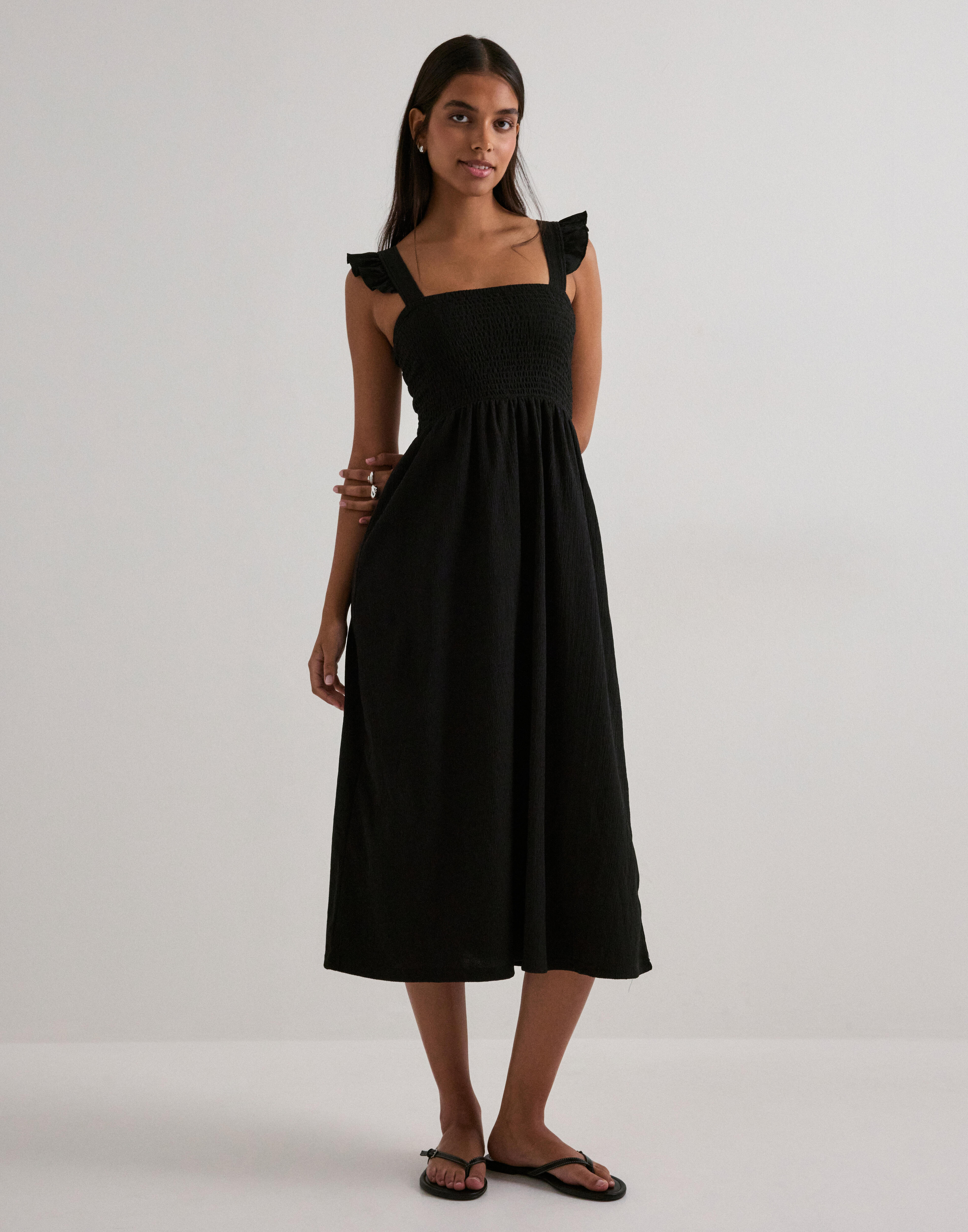 Buy Pieces PCLUNA SMOCK STRAP DRESS SA BC - Black | Nelly.com