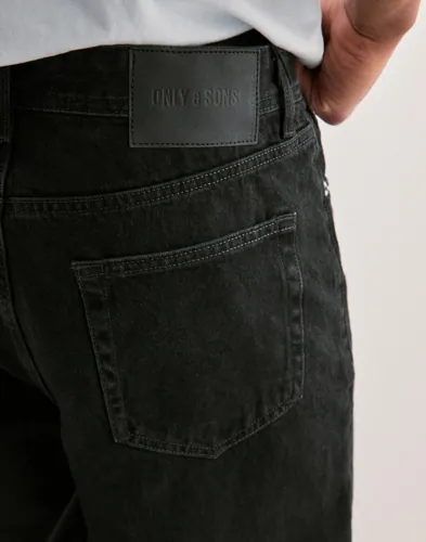 Svarta loose fit-jeans från Only & Sons med femficksdesign