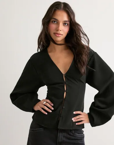 Nelly - Sort - Shaped Button Blouse