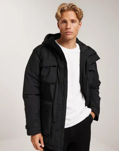 Svart parka från Selected med luva och fickor med lock