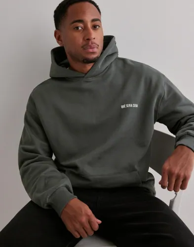 Que Sera Sera Virgil grå hoodie med magficka och logga på bröstet