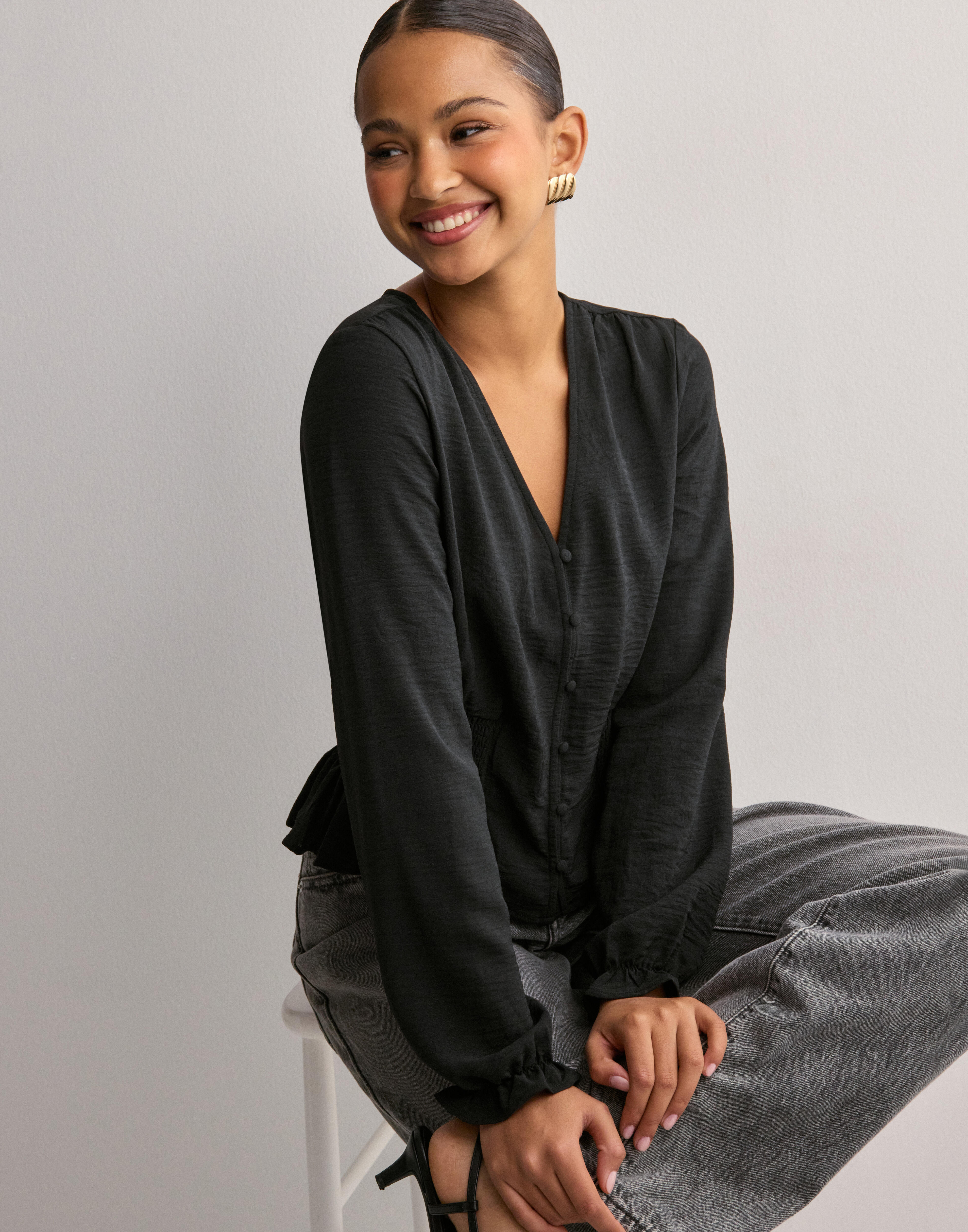 Buy Vero Moda VMALVA L/S SMOCK TOP WVN GA - Black | Nelly.com Buy Vero Moda VMALVA L/S SMOCK TOP WVN GA - Black | Nelly.com