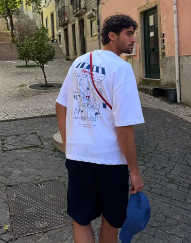 Vit t-shirt från Qué Sera Sera med tryck på bröst och rygg