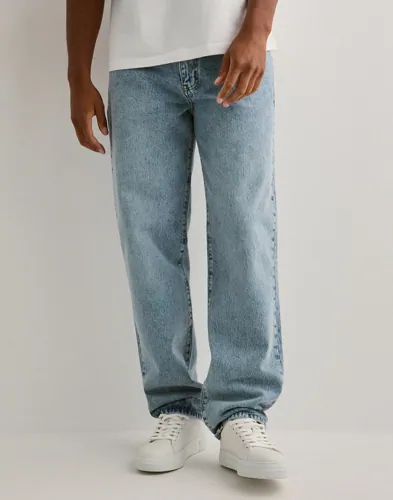 Blå jeans från Woodbird med loose tapered passform